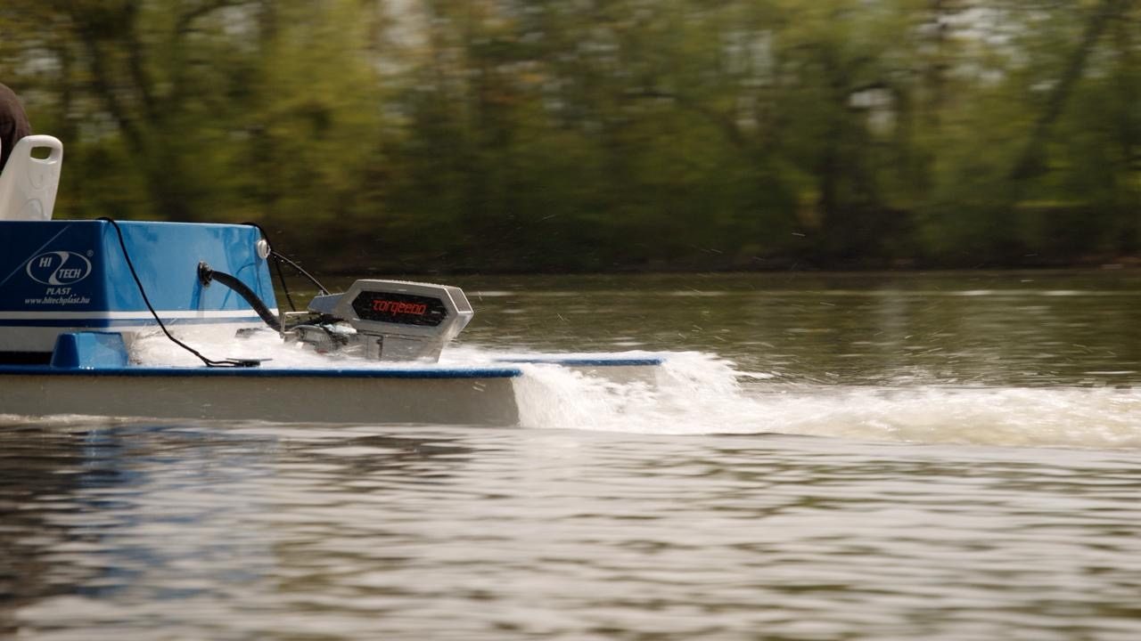 Elektrischer Katamaran in Fahrt