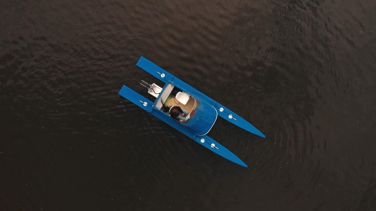 Elektrischer Katamaran aus der Vogelperspektive auf dem Wasser
